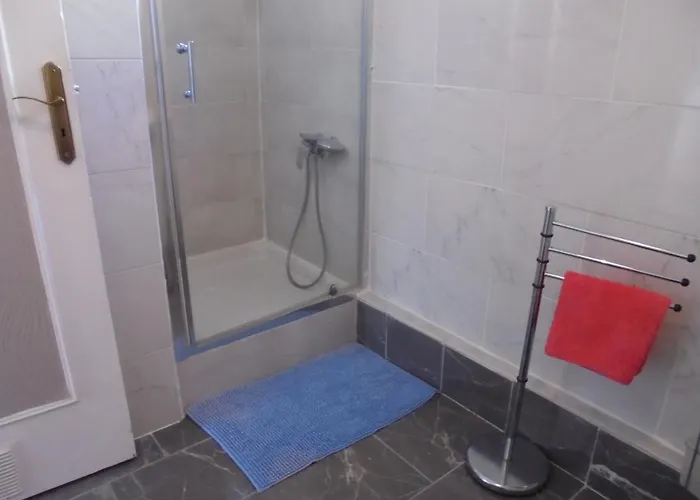 Chambres Climatisees Tout Confort,Gare ,Wifi, Parking, Avec Pt Dejeuner Compris בית אירוח